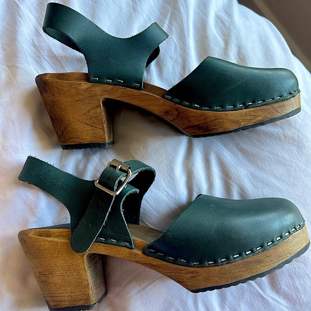 Lottas wood Dark Green clog on Brown Base